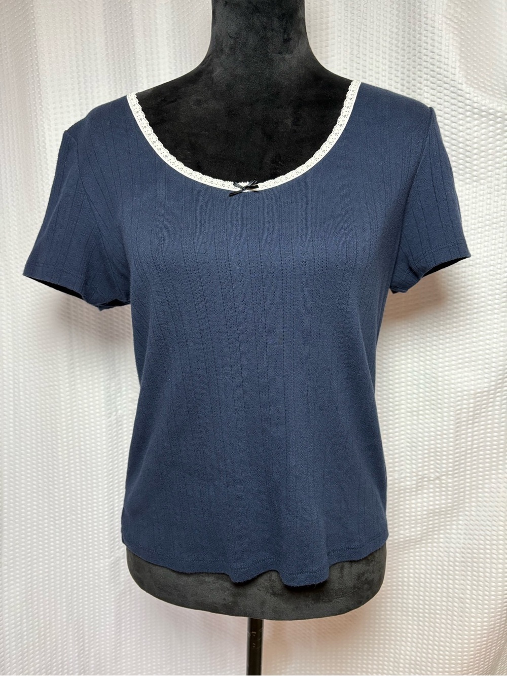 Levi’s women’s Navy Blue Short Sleeve Ribbed Knit Top Feminine Lace Trim Size XL